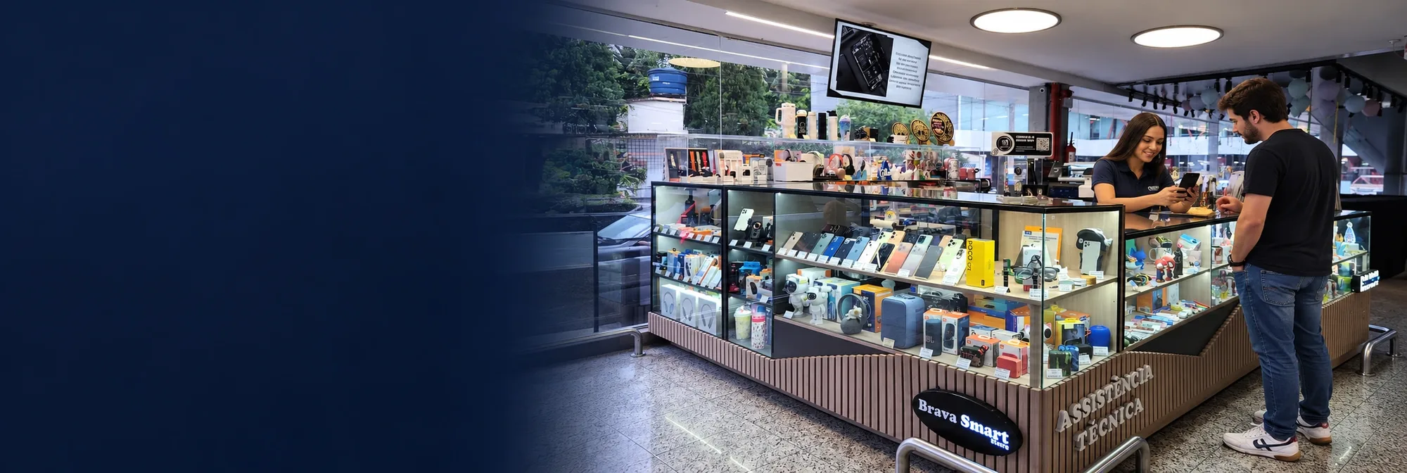 Atendente da Brava Smart Store atendendo um cliente no balcão da loja
